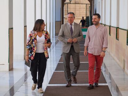 El secretario general del PSOE de Andalucía, Juan Espadas (centro) este miércoles en el Parlamento de Andalucía, junto a los parlamentarios Ángeles Férriz y Noel López.