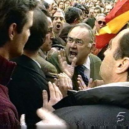 En esta imagen difundida por Tele 5 se aprecia cómo Carlos María Ruiz Cortadi, ex vocal del Partido Popular en la Junta Municipal de Carabanchel (Madrid), se dirige a gritos a José Bono a menos de un metro de distancia y sólo separado por un escolta, bajo la mirada del hijo del ministro de Defensa.