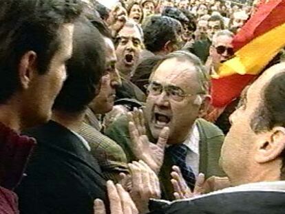 En esta imagen difundida por Tele 5 se aprecia cómo Carlos María Ruiz Cortadi, ex vocal del Partido Popular en la Junta Municipal de Carabanchel (Madrid), se dirige a gritos a José Bono a menos de un metro de distancia y sólo separado por un escolta, bajo la mirada del hijo del ministro de Defensa.