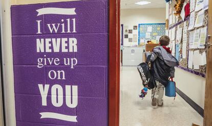 Un muro de la escuela T.A. Lowery Elementary en Shenandoah Junction, Virginia Occidental.