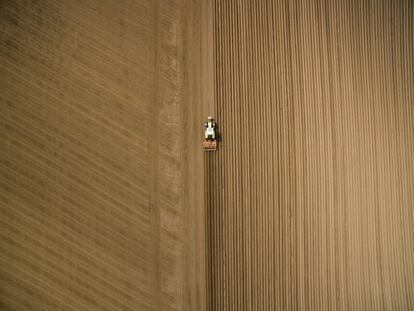 Un tractor ara un campo cerca de Algermissen (Alemania). Un sistema de GPS instalado en el tractor ayuda a los granjeros a arar con una mayor precisión.