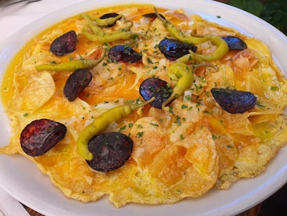 Entre las platos sublimes, convertidos en clásicos, se encuentra la falsa lasaña de txangurro (21,50 euros), un bocado que se convierte en puro disfrute, o la tortilla vaga (hecha solo por un lado y que cada vez replican en más restaurantes) de morcilla, puerro, patata y piparra (19,50 euros).