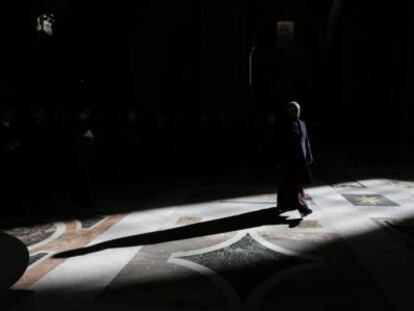 Un sacerdote pasea por el interior de la basílica de San Pedro.