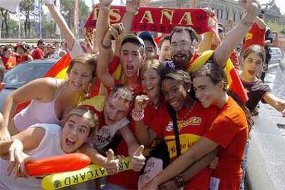 Aficionados celebran el triunfo de la selección en la plaza de Colón, en Madrid.