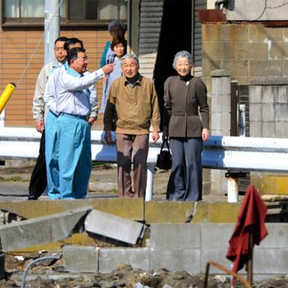 Los emperadores de Japón visitan Asahi, en su primer viaje a la zona afectada por el seísmo del 11 de marzo.