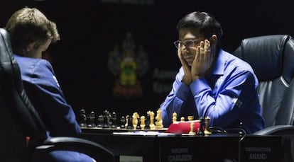 Carlsen y Anand en la partida de este viernes.