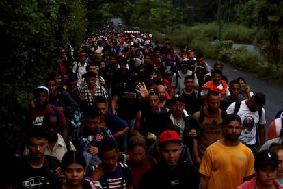 Migrantes avanzan por la carretera con rumbo a Oaxaca. 