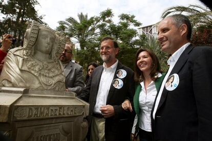 Mariano Rajoy, Mercedes Alonso y Francisco Camps, junto a un monumento a la Dama de Elche.