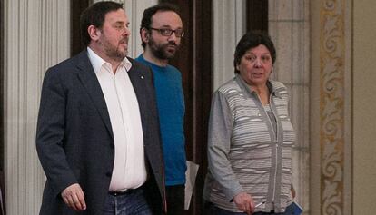 Oriol Junqueras, con los diputados de la CUP Benet Salellas y Gabriela Serra