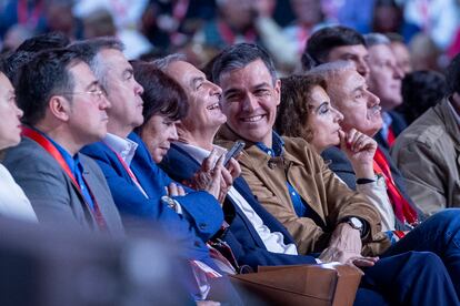 El ex presidente del Gobierno, José Luis Rodríguez Zapatero junto al líder del PSOE, Pedro Sánchez, este sábado en Sevilla.