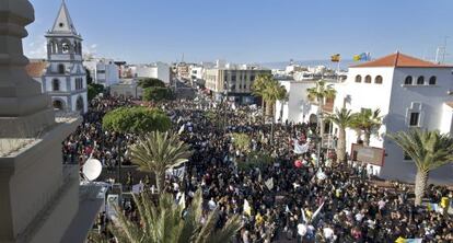 Manifestación de ayer por las calles de Puerto del Rosario ( Fuerteventura) contra las prospecciones petrolíferas.