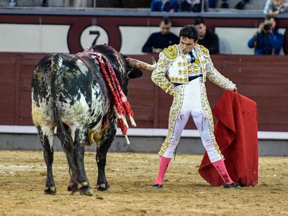 Juan de Castilla, ante su segundo toro.