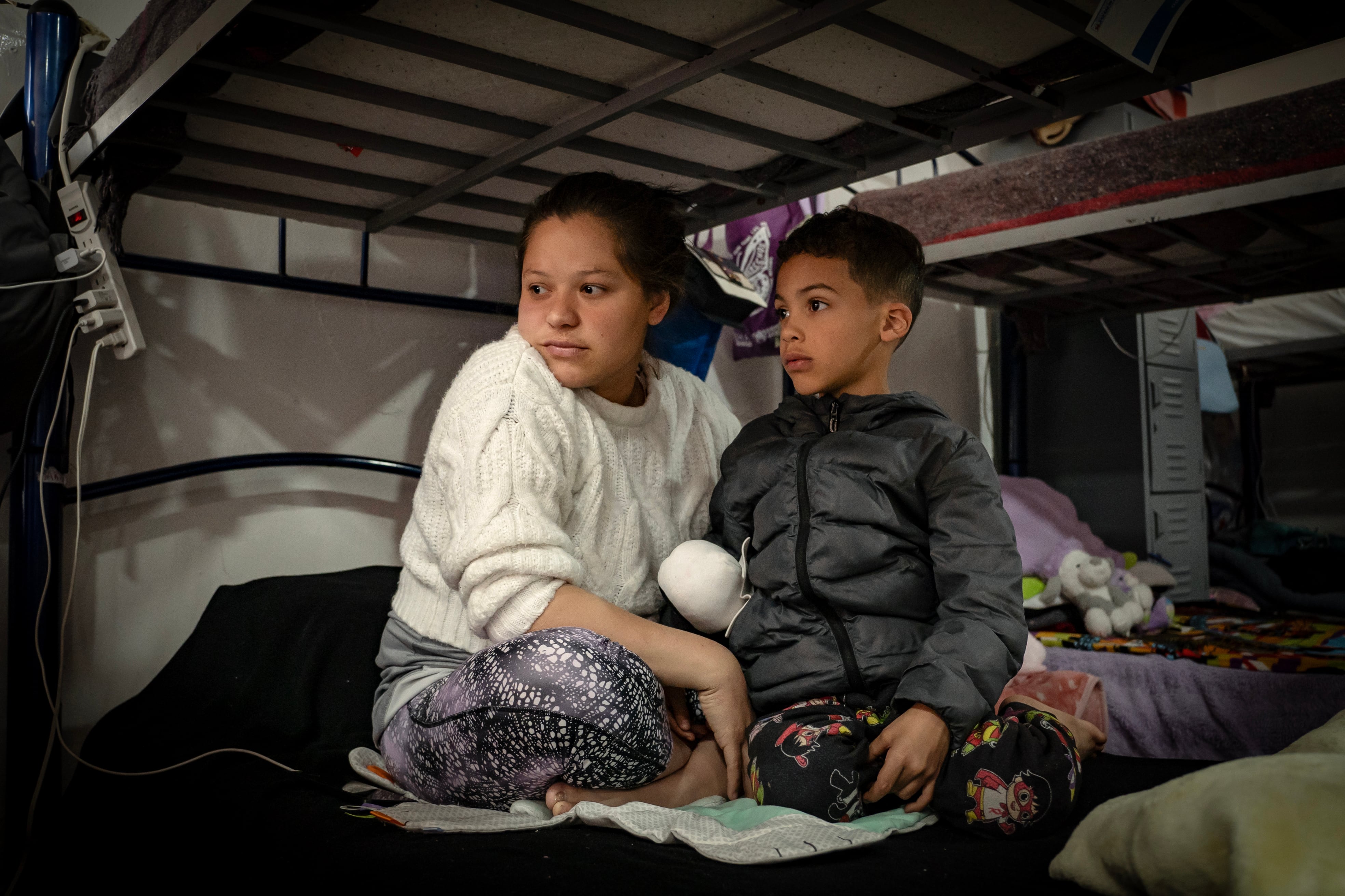 Bárbara Mendoza y su hijo Matías en un albergue en Ciudad Juárez, el 21 de noviembre de 2024. 