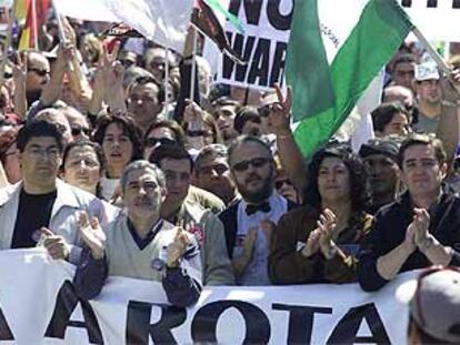 De izquierda a derecha, en primer plano de la cabeza de la marcha sobre Rota, los dirigentes de IU Diego Valderas y Gaspar Llamazares y los escritores Almudena Grandes y Luis García Montero.

La marcha de Madrid avanza hacia la base de Torrejón. / ULY MARTÍN