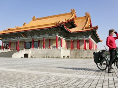 Una cicloturista delante del National Theatre, en Taipei (Taiwán).