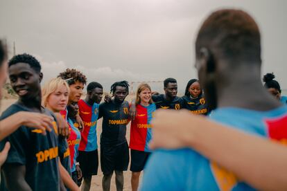 La cantante Mushka durante la campaña de "Barça o Barzakh", la nueva colección de Top Manta, la firma del sindicato de manteros de Barcelona.