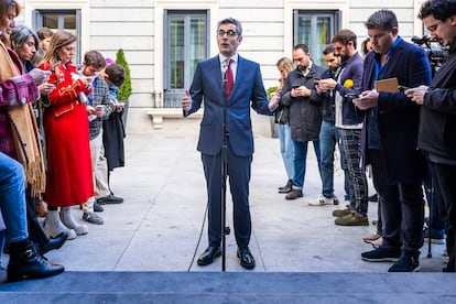 Félix Bolaños, ministro de la Presidencia y de Justicia, atiende a los medios este jueves en  el Congreso.