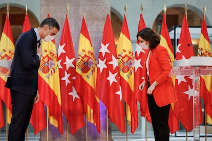 El presidente del Ejecutivo, Pedro Sánchez y la presidenta de la Comunidad de Madrid, Isabel Díaz Ayuso, se despiden después de ofrecer una rueda de prensa tras su reunión en la sede de la Presidencia regional, en Madrid, el 21 de septiembre de 2020.