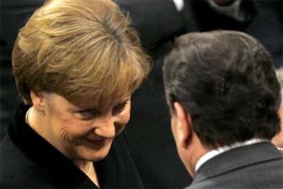 Angela Merkel recibe en el Bundestag la felicitación de su antecesor, Gerhard Schröder.