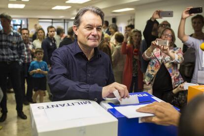 Artur Mas votant a les prim&agrave;ries de CDC. 