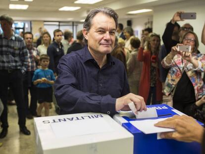 Artur Mas votant a les prim&agrave;ries de CDC. 
