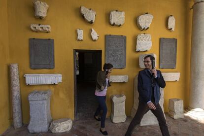 Dos visitantes en la Casa de Pilatos, del siglo XVI, uno de los palacios sevillanos más significativos, de estilo renacentista italiano-mudéjar con elementos platerescos.