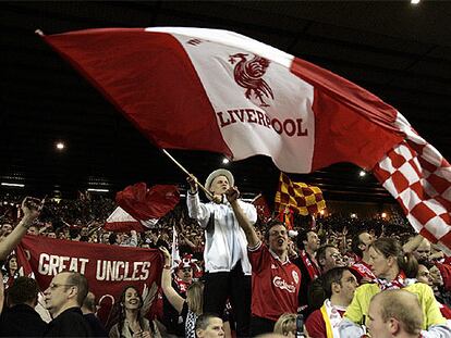 Aficionados del Liverpool celebran en la grada Kop del estadio Anfield la victoria sobre el Chelsea en la semifinal europea, el pasado 3 de mayo.