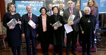 Los familiares de Gabriel Aresti junto a los representantes institucionales y Toti Martínez de Lezea (derecha, abajo).