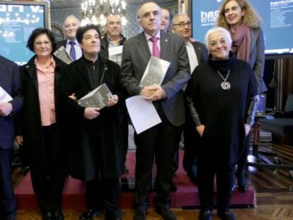 Los familiares de Gabriel Aresti junto a los representantes institucionales y Toti Martínez de Lezea (derecha, abajo).