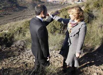 Esperanza Aguirre y Francisco Camps, con el socavón de las obras del AVE al fondo, en Aranjuez.