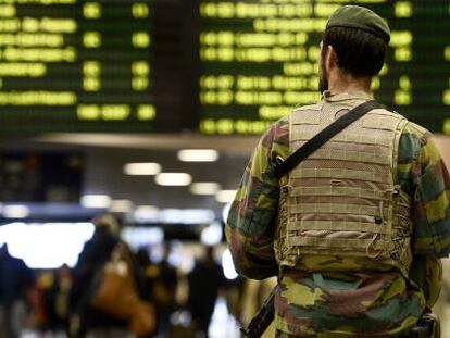 Un soldat patrulla a l'estació de tren de Brussel·les Midi.