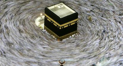 Peregrinos a la Meca dan vueltas a la Kaaba.