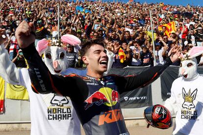 El nuevo campeón, que desde bien pequeño reside en Mallorca, se une a la lista de célebres campeones de las islas, que este mismo año han disfrutado también de la coronación en Moto3 de Izan Guevara. 