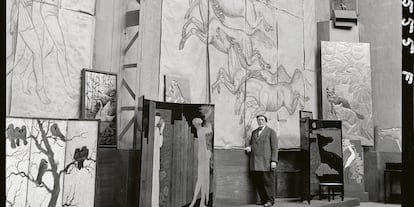 Jean Dunand posa delante de murales que le encargaron para el Normandie. Hace unas semanas se subastó en la ciudad portuaria francesa de Le Havre un sugerente lote de 18 panales decorativos realizados en 1934 para este crucero.