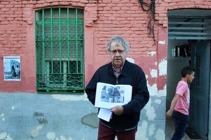 El hispanista Ian Gibson ayer en Peironcely 10, la vivienda que fotografió Capa.