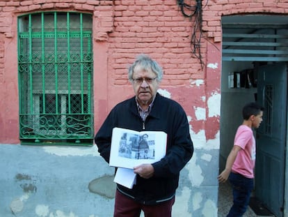 El hispanista Ian Gibson ayer en Peironcely 10, la vivienda que fotografi&oacute; Capa.
