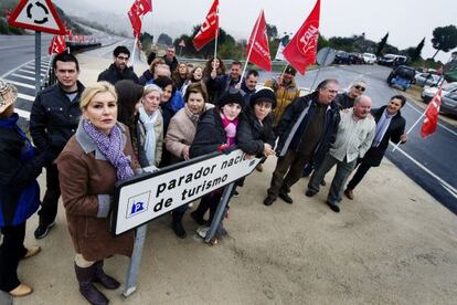 Employees from the Parador in Toledo stage a protest on December 7 against announced job losses for 644 people from the chain