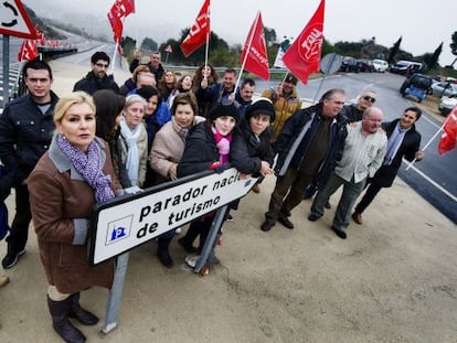 Employees from the Parador in Toledo stage a protest on December 7 against announced job losses for 644 people from the chain