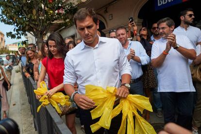 Inés Arrimadas i Albert Rivera retiren llaços grocs a Alella.