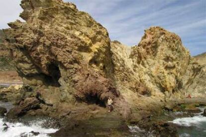 Rocas en la pedregosa cala Carbón, en el cabo de Gata (Almería).