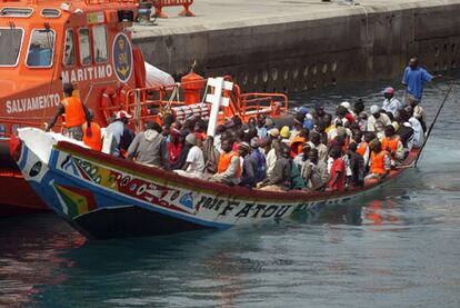 Un cayuco con 67 inmigrantes a bordo a su llegada ayer por la tarde al Puerto de Los Cristianos en Tenerife.