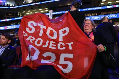 Asistentes a la Convención Nacional Demócrata de 2024 en Chicago sostienen una tela con un mensaje contra el Proyecto 2025, cuyo principal impulsor es The Heritage Foundation.