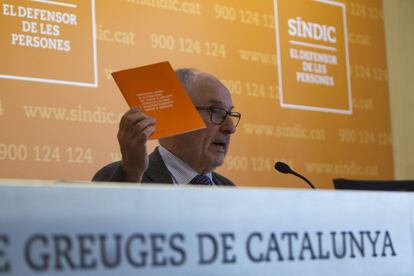 El Sindic de Greuges, Rafael Ribó, muestra el protocolo antiabusos.