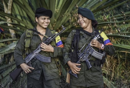 MAnuela (L) and Marta, members of the Revolutionary Armed Forces of Colombia (FARC), pose for a picture at a camp in the Colombian mountains on February 18, 2016. Many of these women are willing to be reunited with the children they gave birth and then left under protection of relatives or farmers, whenever the peace agreement will put an end to the country's internal conflict.    AFP PHOTO / LUIS ACOSTA