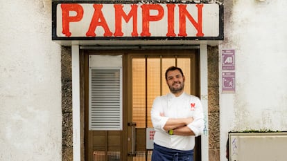 Alén Tarrío en la puerta de su Pampín, en Santiago de Compostela