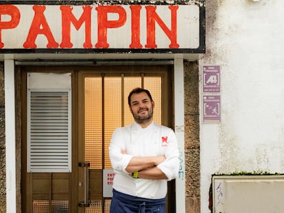 Alén Tarrío en la puerta de su Pampín, en Santiago de Compostela