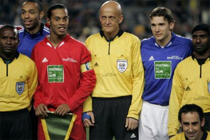 Ronaldinho y Shevchenko flanquean a Collina, árbitro del encuentro.