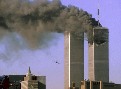 El vuelo United Airlines 175 momentos antes de impactar contra la Torre Sur del World Trade Center, en Nueva York, el 11 de septiembre de 2001.