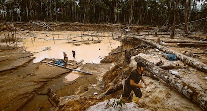 Un grupo de mineros se dedica a la extracci&oacute;n de oro en La Pampa. Primero vino la desforestaci&oacute;n del escudo de protecci&oacute;n de la reserva nacional de Tambopata hasta acabar con miles de hect&aacute;reas de bosque; despu&eacute;s, el trabajo en los cr&aacute;teres arenosos donde las lluvias arrastran el polvo de oro de los Andes.