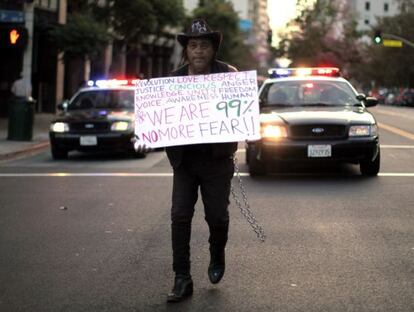 Un manifestante en apoyo del movimiento Occupy Wall Street a las afueras del Ayuntamiento de Los Angeles.